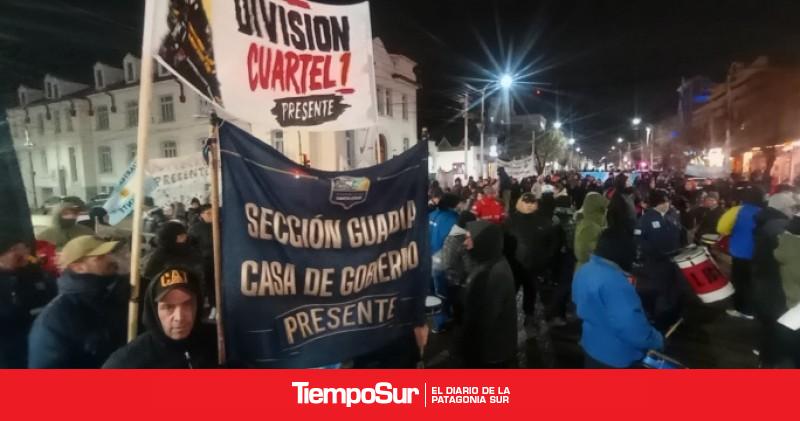 Policías marcharon en Río Gallegos tras el cierre de la paritaria por decreto