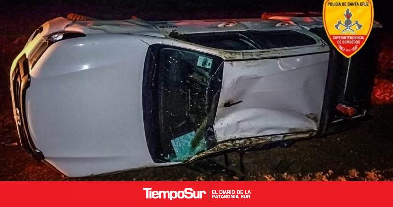 Una camioneta volcó sobre la Ruta 3 cerca de Puerto Santa Cruz