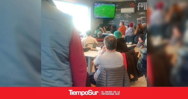 Sin luz y con Mundial: los riogalleguenses se las ingenian para ver Francia-España