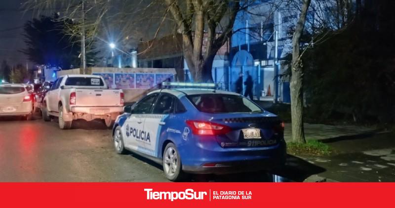 Destrozaron un showroom, se cambiaron los zapatos y tomaron mate