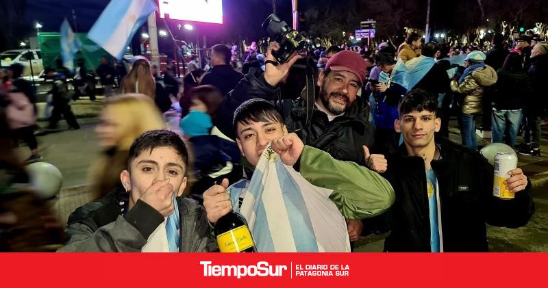 Río Gallegos desafió el frío y copó el centro para festejar el pase a la final