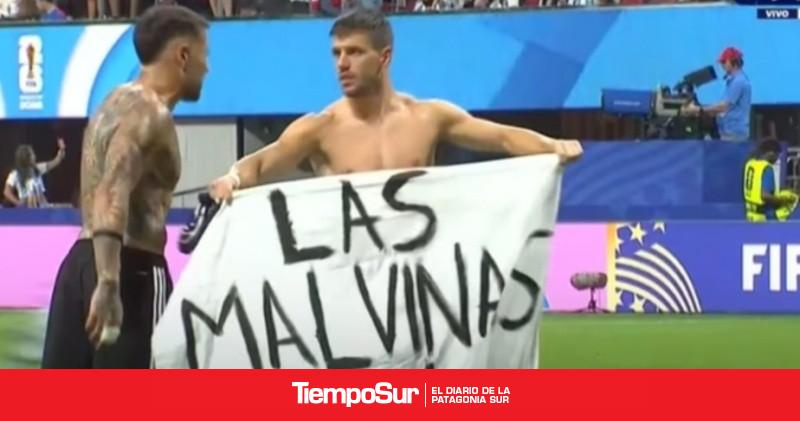 Las Malvinas son argentinas, la bandera que colocaron los jugadores en la cancha