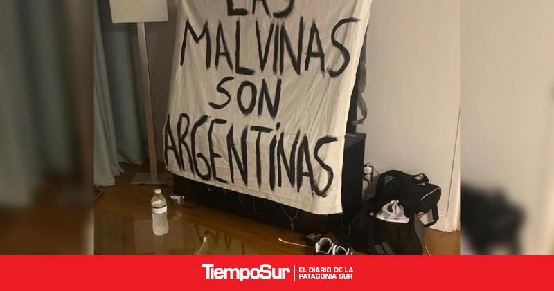 La historia de la bandera de Malvinas que terminó en manos de los jugadores argentinos