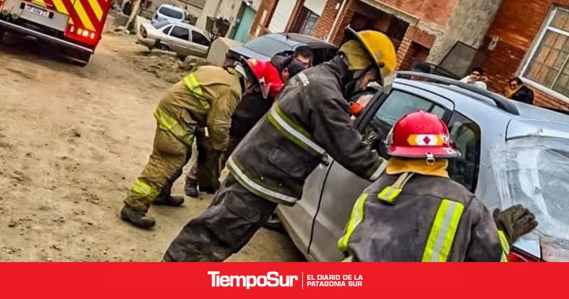 Auxiliaron a un automovilista tras quedar atascado en una rampa