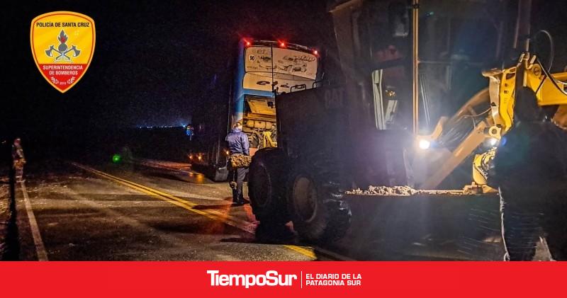 Bomberos asistieron a varios vehículos encajados por el barro