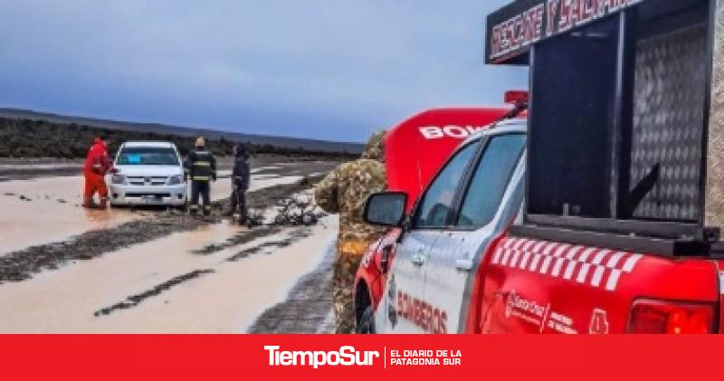 Puerto Deseado: rescataron una camioneta encajada