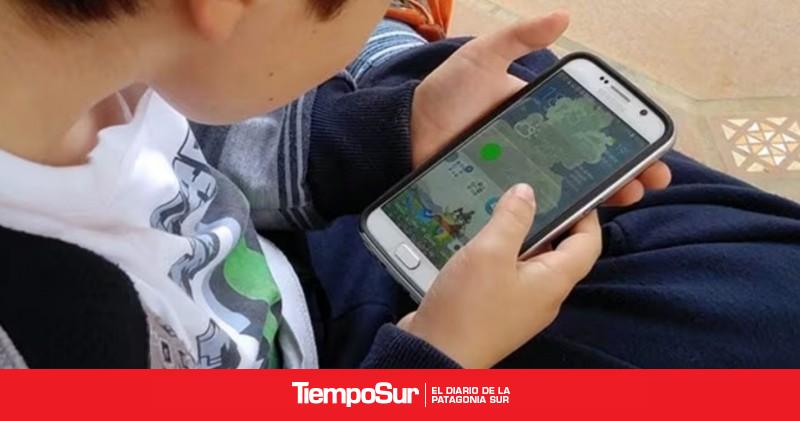 Celulares en la escuela: debate y resultados dispares ante el auge de uso a los 8 años