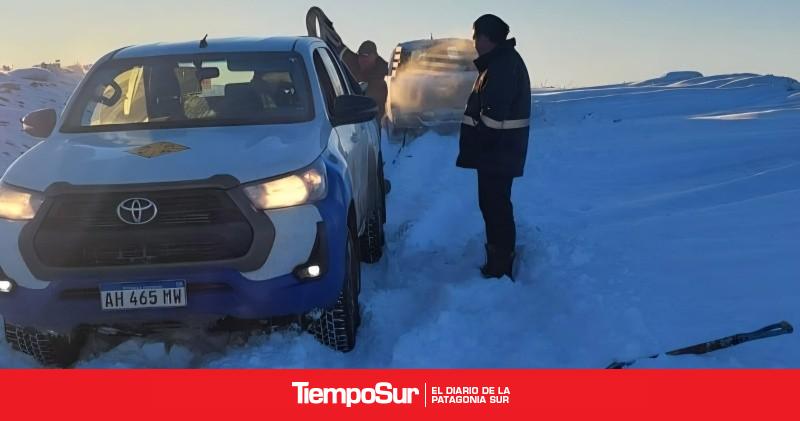 Vialidad rescató a una familia varada en un camino del yacimiento Cerro Piedra