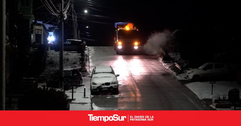 Heladas en Punta Arenas: 400 emergencias y 100 toneladas de sal