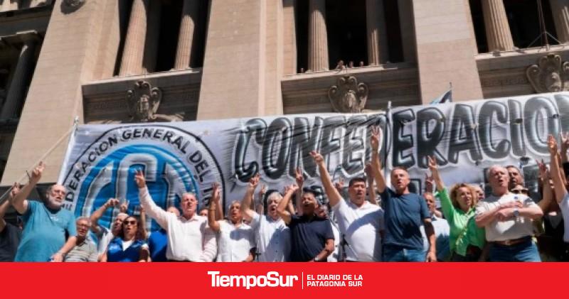 La CGT, las CTA y movimientos sociales marchan al Congreso