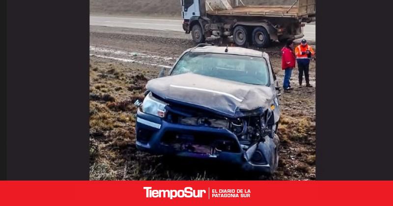 Pinchó una rueda y terminó volcando