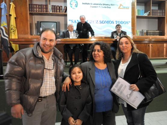 Entregaron viviendas del IDUV a familias locales