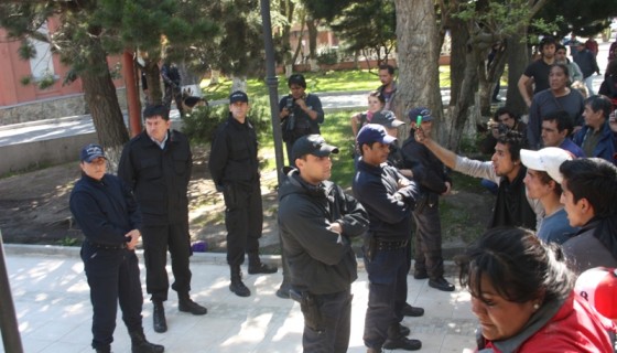 Momento en que un manifestante le muestra una bala a un policia.(Foto: G. C)