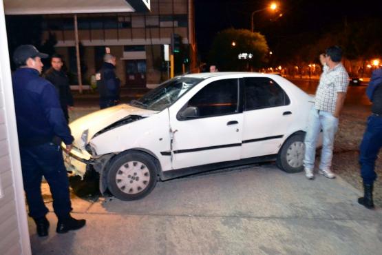 El rodado quedo con serios daños tras el choque(Foto: C.R..)