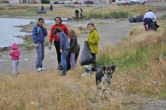 Hasta el perro en campaña de limpieza de la Laguna María la Gorda.