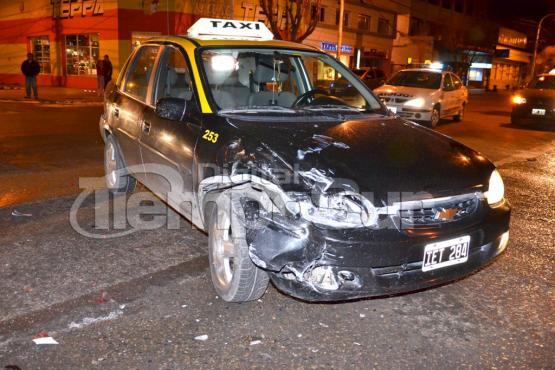 El taxi sufrio importantes daños materiales(Foto: C.R.)