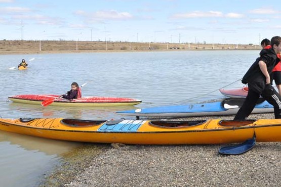 Tarde soleada con actividades de kayac y cicloturismo.