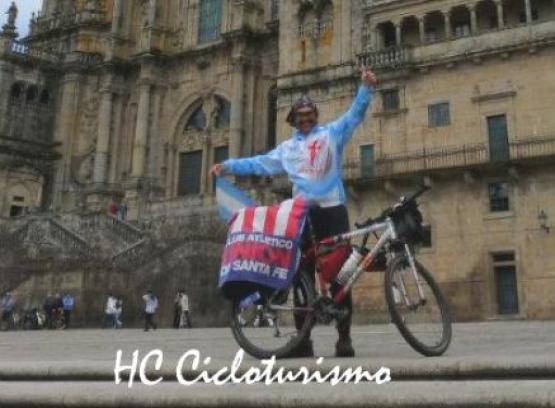 Hugo Cequeira, con la bandera de Unión, festeja la misión cumplida.