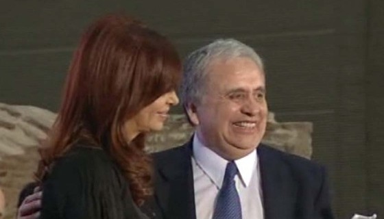 El intendente Raúl Cantín con la presidenta Cristina Fernández, al firmar el convenio de traspaso de tierras.