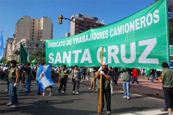 Unos 450 trabajadores viajan a la movilización de camioneros en Buenos Aires.  