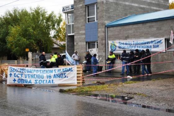 Los trabajadores de Camuzzi Gas del Sur durante una manifestación. (Foto Archivo)  