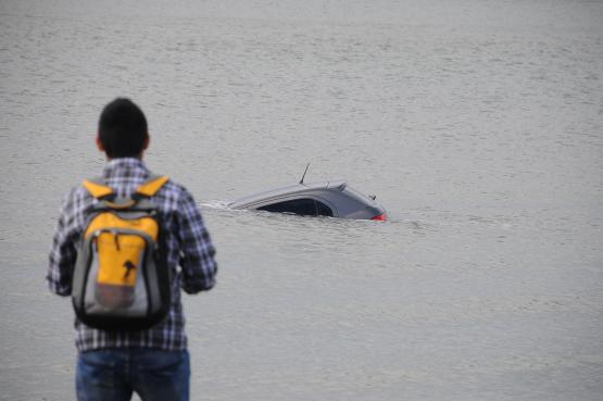 Auto hundido en la ría. (L. Franco) 