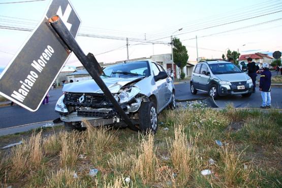 Los vehículos terminaron con importantes daños materiales. (Foto: H. Córdoba)