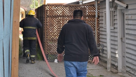 Bomberos controló la casa para que no se avivara el fuego. (Foto: C. Robledo)