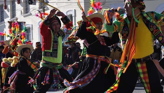 Colectividades festejaron el Día del Migrante en el izamiento dominical.