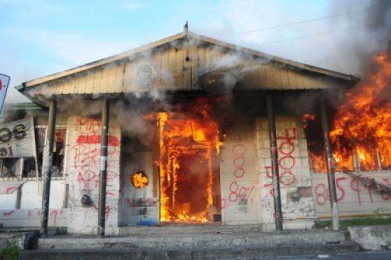 Tras no recibir la respuesta, los sindicalistas terminaron con ataques y el posterior incendio del edificio público. (Fotos: Leandro Franco)