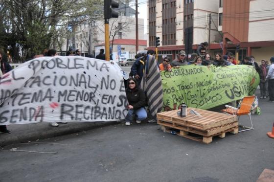 La manifestación por viviendas, que permaneció durante dos días frente a la Casa de Gobierno. (Foto L.F.)