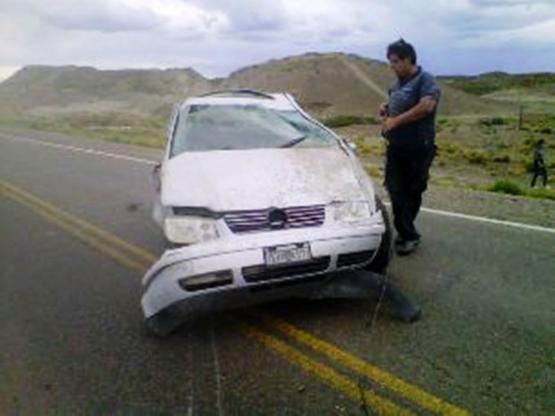 Uno de los vehículos involucrados tras el accidente. (Foto: Voces y Apuntes)