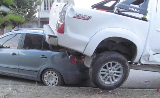 La camioneta aplastó un vehículo estacionado. 