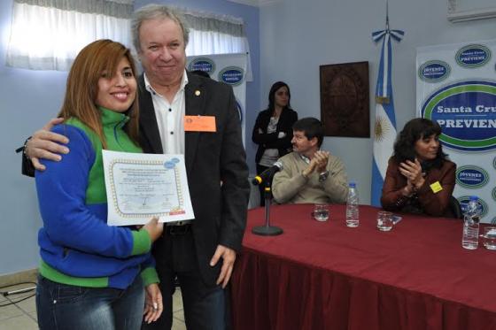 Gobernador entregando diplomas a preventores.