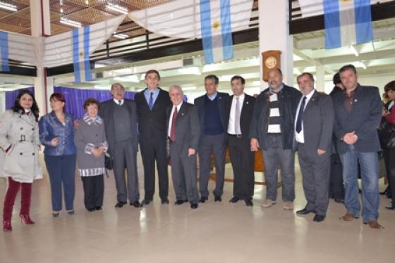  El intendente Raúl Cantín, con concejales y ex concejales en el 102 aniversario del Concejo Deliberante. (Foto C.R.)