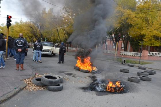 Corte de calle frente a Casa de Gobierno.(foto: C.Robledo).