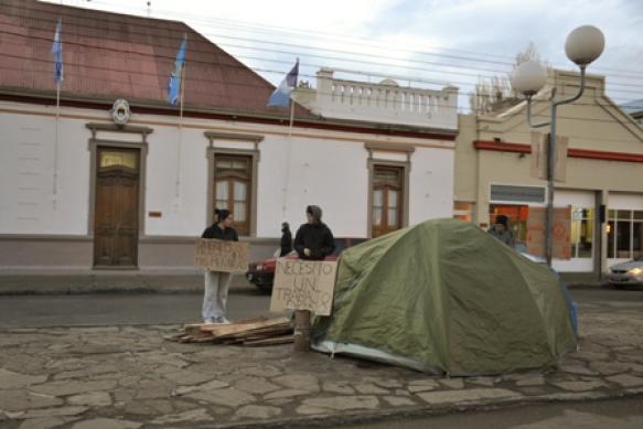 Acampe frente al Municipio RG (Foto: C.R.)