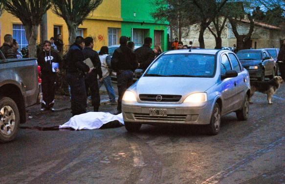 El cuerpo de González quedó al lado del rodado. (Foto: A.B.)