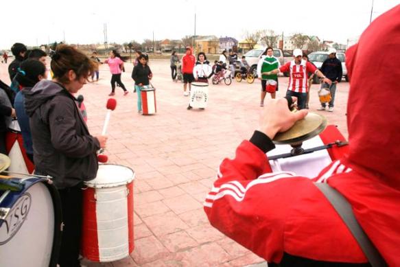 Cárdenas dirigiendo al grupo en la ría local. (C.G)