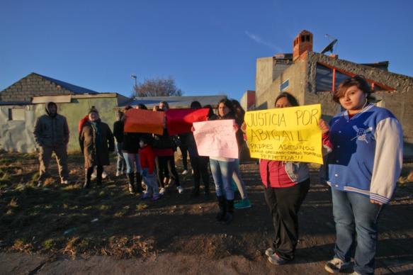 Ayer vecinos, autoconvocados por las redes sociales, escracharon la casa.(A. B)