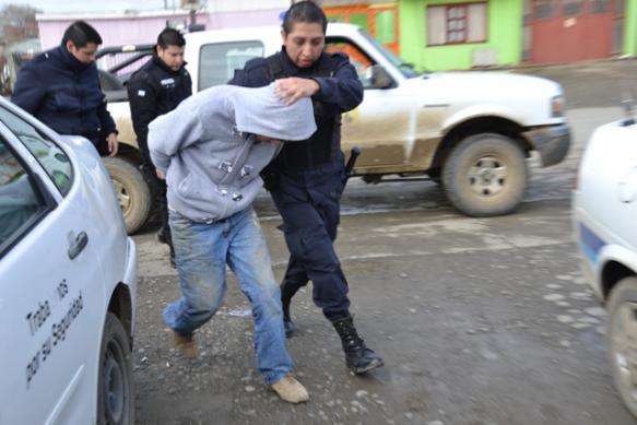 Momento en que el sujeto ingresa detenido en la dependencia. (Foto: C.R.)