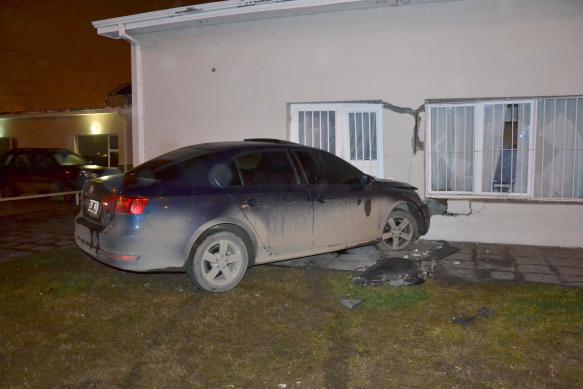 El rodado se estrello contra un inmueble judicial.(Foto- C. Robledo)