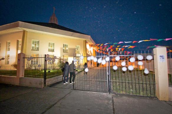 Colgaron globos blancos con el nombre de la pequeña en el ingreso del santuario. (Foto: A. B)