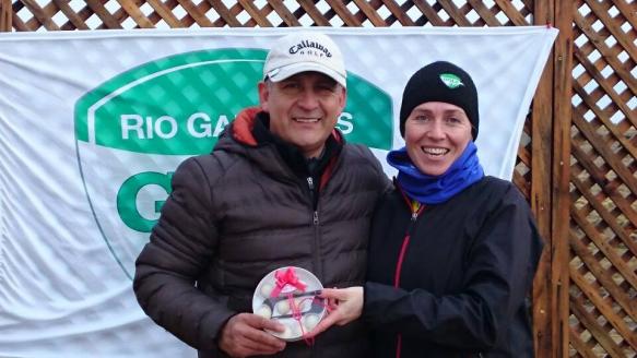 El ganador del certamen y la ganadora del premio especial posaron juntos. 