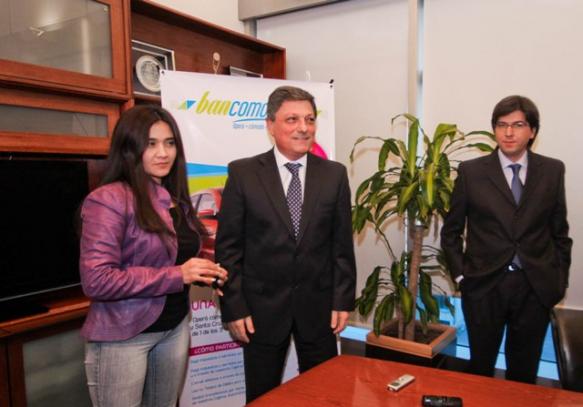 Malatesta junto a la ganadora del automóvil en la entrega.