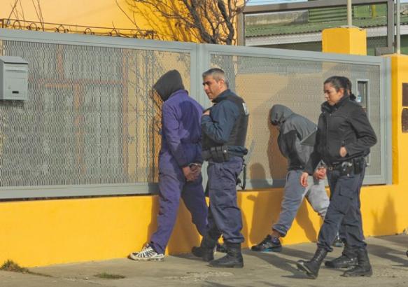 Momento en que son detenidos los sujetos. (Foto: A.B.)