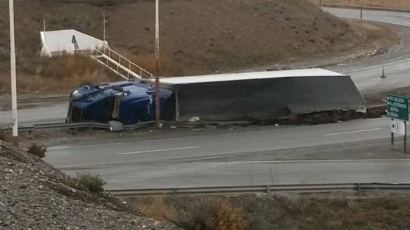 Así quedó el camión luego que el conductor perdiera su control y terminara su marcha semi volcado. (Fotos Facebook: Todas las voces) 