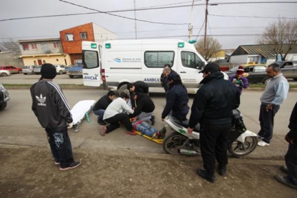 Momento en que el motociclista herido es trasladado por personal del Hospital (Foto A.B.)