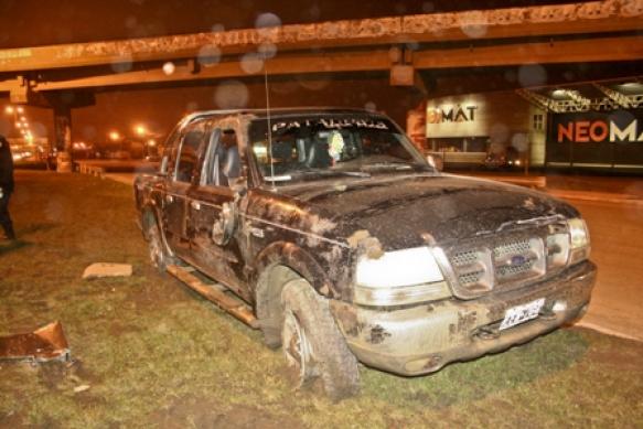 Los daños visibles en la camioneta tras el vuelco (C.G.) 