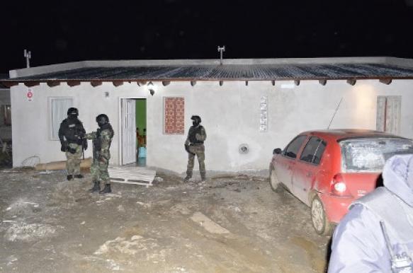 Las Fuerzas Especiales realizaron los ingresos tácticos en las viviendas allanadas en la ciudad por Narcocriminalidad de Río Grande y de Río Gallegos el viernes en horas de la noche. (Foto: C. Robledo)